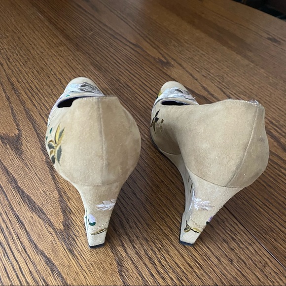 FENDI Vintage 90s Suede Camel Trophy Embroidered Wedge Heels. Made in It… - Picture 4 of 8